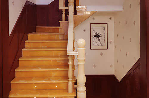 定城镇中式别墅室内汉白玉石楼梯的定制安装装饰效果